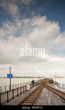 Die Bahn auf der Southend Pier in Essex Stockfoto