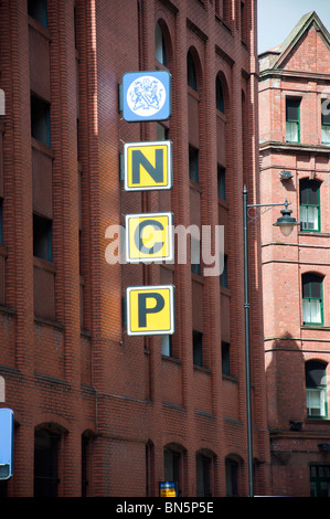 Die NCP Parkplatz Autokennzeichen auf der Seite ein Parkhaus in Manchester, England. Stockfoto