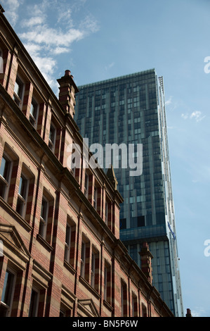 Das Hilton Hotel (Beetham Tower) von Deansgate, Manchester, England gesehen. Stockfoto