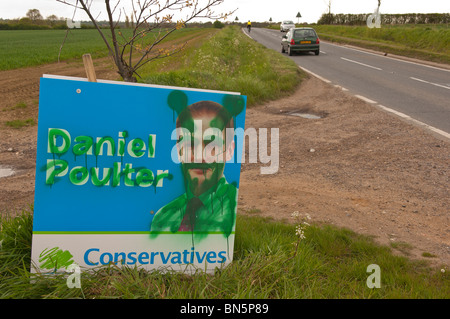 Eine verunstaltete konservative Zeichen in einem Bauern Landschaft Feld während der allgemeinen Wahlen im Mai 2010 im Vereinigten Königreich Stockfoto