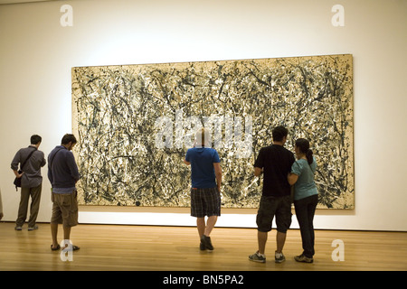 Eine neue Generation betrachtet den Geist und die Arbeit von Jackson Pollock im Museum of Modern Art in New York City. Eine Nummer 31 Stockfoto