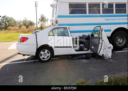 Tödliche Automobil Unfall mit einem Tod durch Ablenkung mit Handy für SMS-Nachrichten Stockfoto