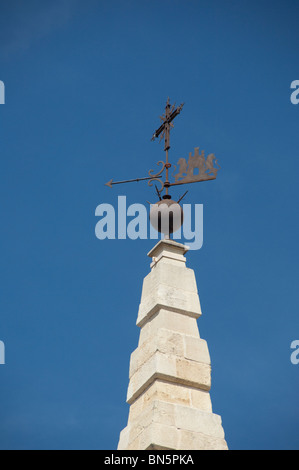 Spanien, Provinz Cadiz, Sevilla. Königliche Dach Wetterfahne mit Löwen & Krone an der Spitze der Kathedrale von Sevilla. Stockfoto