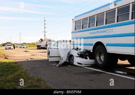 Tödliche Automobil Unfall mit einem Tod durch Ablenkung mit Handy für SMS-Nachrichten Stockfoto