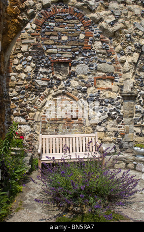 Garten und äußeren Wall St. Peters Kirche Sandwich Kent UK Stockfoto