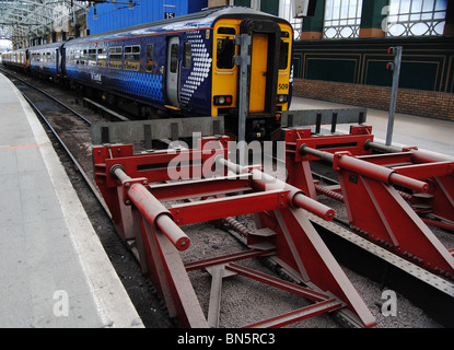 Zug auf Plattform am Glasgow Central Railway Station. Stockfoto