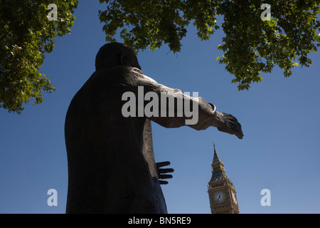 Die reichenden Hände des ehemaligen südafrikanischen Präsidenten Nelson Mandela Statue angezeigt, Elizabeth Turm zu erfassen. Stockfoto