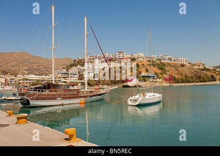 Kreta Agia Galini Hafen und Dorf Stockfoto