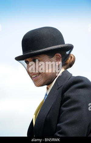 Pferd Frau trägt Bowler-Hut und Schleier in Shropshire County Show Stockfoto