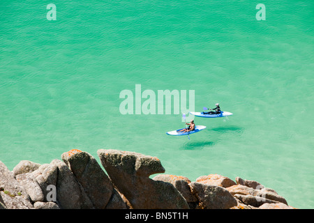 Zwei Kanuten in Porthcurno Bay, Cornwall, UK. Stockfoto