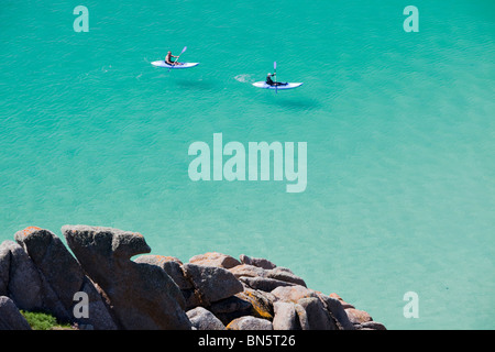 Zwei Kanuten in Porthcurno Bay, Cornwall, UK. Stockfoto