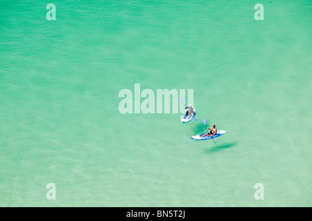 Zwei Kanuten in Porthcurno Bay, Cornwall, UK. Stockfoto