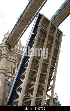 Die Unterseite der Tower Bridge in London, England, UK. Tower Bridge kann geöffnet werden, um Schiffe und Yachten unter lassen. Stockfoto