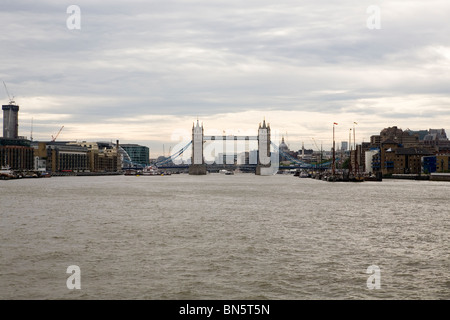 Auf der Suche nach Westen entlang der Themse in London, England, UK. Stockfoto