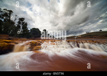 Wasserfälle von Rio Tinto als es durchläuft die Mühle Gadea Stockfoto