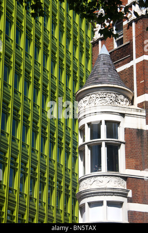 Zentrale St Giles Komplex von Renzo Piano entworfen kontrastiert mit Türmchen von älteren Gebäude London England UK shop Stockfoto