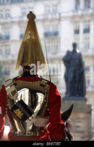 Rückansicht des Haushalt Kavallerie Gardist im Dienst am Horse Guards Parade London England UK Stockfoto