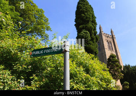 Öffentlichen Wanderweg-Zeichen in der Nähe von All Saints Church, Dorf Odell, UK Stockfoto