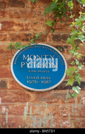 Monty Python blaue Plakette an Stelle des Studios, wo der TV-Serie war, gefilmt Neals Yard Covent Garden London England UK Stockfoto