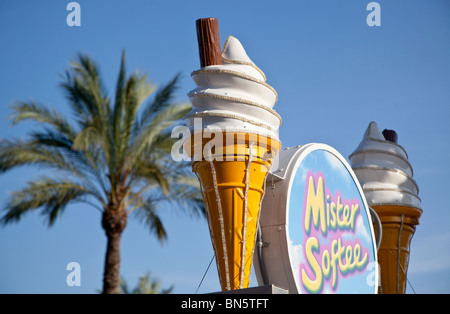 Ein Riesen Eistüte Werbung Softeis in der mallorquinischen Stadt Alcudia. Stockfoto