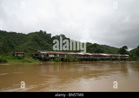 IBAN Langhaus auf dem Rajang River in Borneo Stockfoto