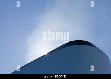 Emissionen aus dem Trichter der Scillonian Fähre, Cornwall, UK. Stockfoto