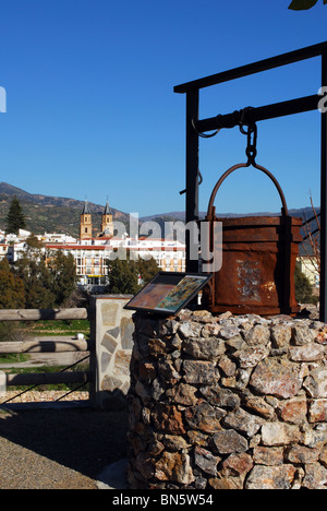 Wasser auch mit Blick auf die Stadt und Kirche, Orgiva, Las Alpujarras, Provinz Granada, Andalusien, Südspanien, Westeuropa. Stockfoto