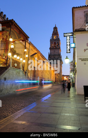 Die Wände und der Turm von Cordoba Kathedrale bei Abenddämmerung Blick entlang Kardinal Herreros Cordoba Spanien Andalucia Europa Stockfoto