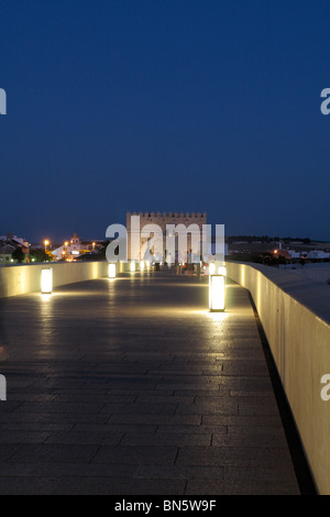 Ein Spaziergang auf der Puente Romano in Richtung Torre de Calahorra in der Abenddämmerung in Cordoba Andalusien Spanien Europa Stockfoto