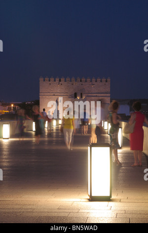 Ein Spaziergang auf der Puente Romano in Richtung Torre de Calahorra in der Abenddämmerung in Cordoba Andalusien Spanien Europa Stockfoto