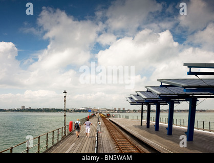 Menschen zu Fuß auf Southend Pier in Essex - der längsten Mole in der Welt. Stockfoto