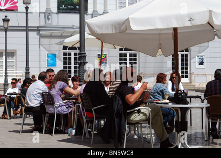 Straßencafé von Cervantes Theater (Teatro), Malaga, Costa Del Sol, Provinz Malaga, Andalusien, Südspanien, Westeuropa. Stockfoto