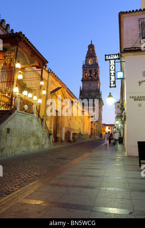 Die Wände und der Turm von Cordoba Kathedrale bei Abenddämmerung Blick entlang Kardinal Herreros Cordoba Spanien Andalucia Europa Stockfoto