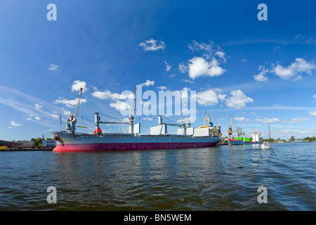 Frachtschiffe am Liegeplatz unter Beladung. Stockfoto