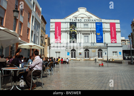 Cervantes Theater (Teatro) und Straßencafé, Malaga, Costa Del Sol, Provinz Malaga, Andalusien, Südspanien, Westeuropa. Stockfoto