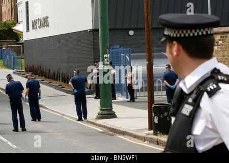 Polizei forensischen Team suchen London Südstraße Beweise nach einem Mord Stockfoto