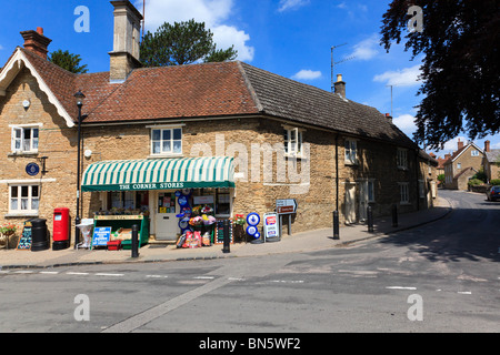 Die Ecke Läden und Briefkasten, mit Blumen und Gemüse außerhalb, in der wünschenswerten Dorf Turvey, Bedfordshire, UK Stockfoto