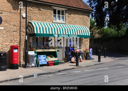 Die Ecke Läden und Briefkasten, mit Blumen und Gemüse außerhalb, in der wünschenswerten Dorf Turvey, Bedfordshire, UK Stockfoto