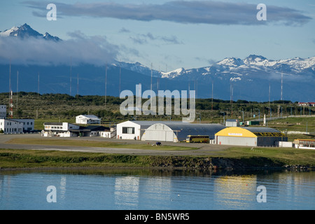 Blick auf Flughafen Punta Arenas Chile mit Schnee bedeckt Berge im Hintergrund Ozean im Vordergrund Stockfoto