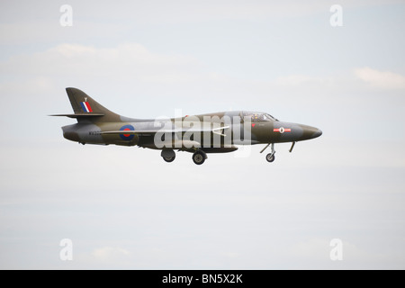 Royal Air Force Hawker Hunter WV322 beim Anflug auf die RAF Waddington International Airshow - Ankunft am 2. Juli 2010 Stockfoto