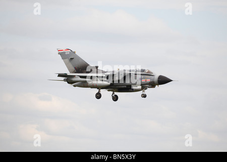 Tornado GR4 von 20(R) Sqn, RAF am Ansatz zur RAF Waddington International Airshow - Ankünfte 2. Juli 2010 Stockfoto