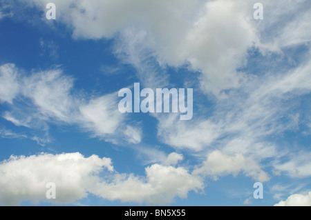 Sonnigen blauen Himmel mit Wolken. Stockfoto