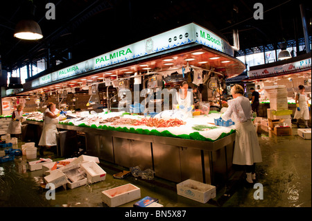 Fisch und Seafod-Shop auf dem Markt La Boqueria in las Ramblas von Barcelona, Spanien. Stockfoto