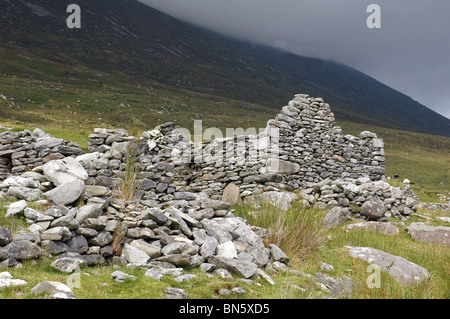 Die Ruinen von einem Ferienhaus auf Achill Island während der großen irischen Hungersnot in den achtzehn vierziger Jahren verlassen Stockfoto