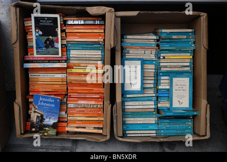 Pinguin und Pelican Taschenbücher in einem Antiquariat in Edinburgh. Stockfoto