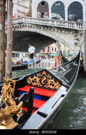 Nahaufnahme von einer Gondel vor Rialto Bridge, Venedig, Italien Stockfoto