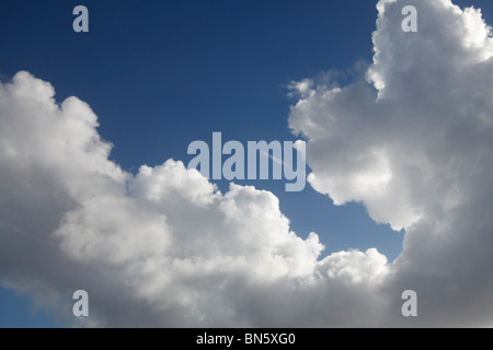 weiße Wolkenbildung am blauen Himmel Stockfoto