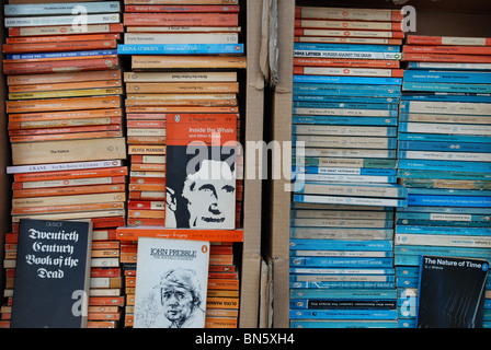 Pinguin und Pelican Taschenbücher in einem Antiquariat in Edinburgh. Stockfoto