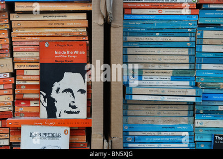 Pinguin und Pelican Taschenbücher in einem Antiquariat in Edinburgh. Stockfoto