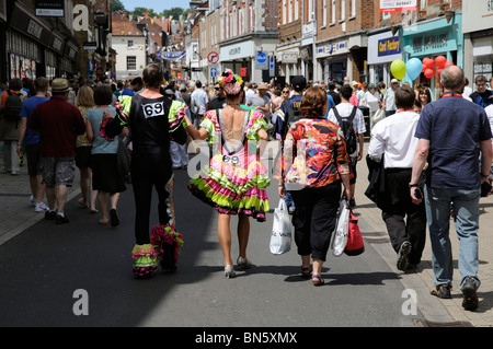 Winchester Hat Fair Straßenkünstlern zu Fuß mit den Massen High Street Winchester Hampshire UK Stockfoto